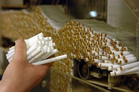 در ایران تولید سیگار تقریبا مجانی است/  صنعت برای عدم افزایش قیمت دخانیات بهانه آورد