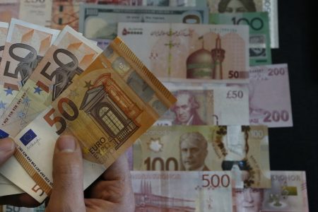 کاهش یافتن نرخ رسمی یورو و ۲۳ ارز  