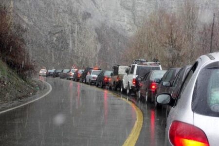وضعیت راه‌های کشور در اول فروردین ۱۴۰۲؛ بارش باران و برف در جاده‌های ۱۶ استان/ ترافیک سنگین در چالوس و هراز