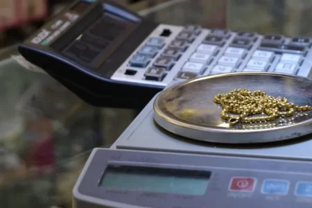 قیمت طلا و سکه بیست و سوم مرداد ۱۴۰۲ / افت و خیز بازار طلا در جاده ناهموار قیمت دلار