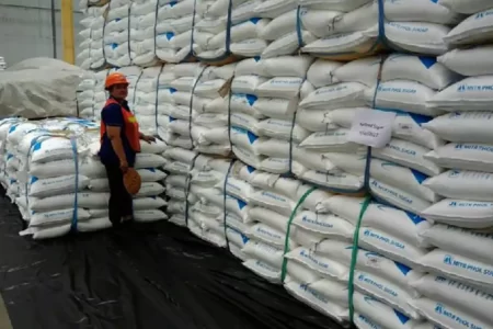 واردات ۳ کشتی شکر برای تنظیم بازار/ اعلام قیمت مصوب شکر فله
