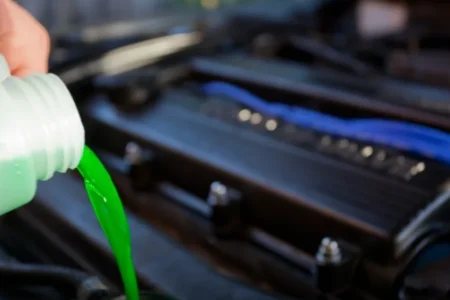 قیمت ضدیخ خودرو  آذر ۱۴۰۴ / اختلاف قیمت نجومی ضدیخ‌های داخلی و خارجی در بازار