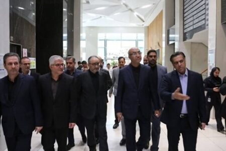 استاندار کرمانشاه به همراه دکتر پرتوافکنان عضو هیأت مدیره بانک سپه با حضور در بیمارستان حکیم از بخش‌های مختلف این مرکز درمانی بازدید کردند