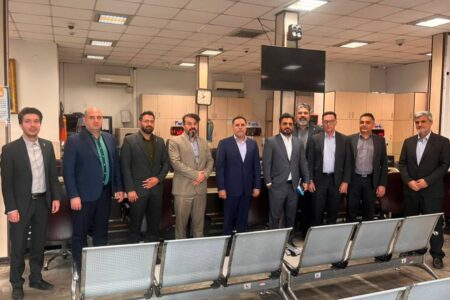 دیدار مدیر منطقه ۳ تهران بانک سپه با کارکنان شعبه صادقیه در فضایی صمیمی