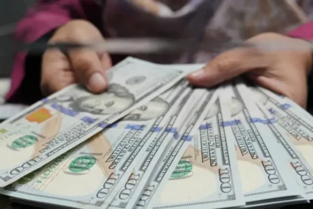 شرایط خرید دلار با کارت ملی اعلام شد / ۱۰۰۰ دلار برای هر نفر
